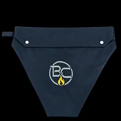Bag da B.C ONYX em tecido escuro, fechada com dois botões de pressão, com alça e o logo BC bordado