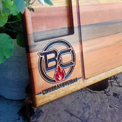 Tábua de carnes BC em madeira, com o logo gravado, que vai de brinde com a B.C ÁQUA